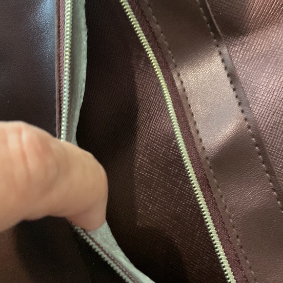 Bath And Body Works Tote Bag Gold Tassel Keychain burgundy outer zipper pocket - Picture 5 of 7